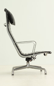 BLACK LEATHER EA 124 LOUNGE CHAIR BY CHARLES EAMES